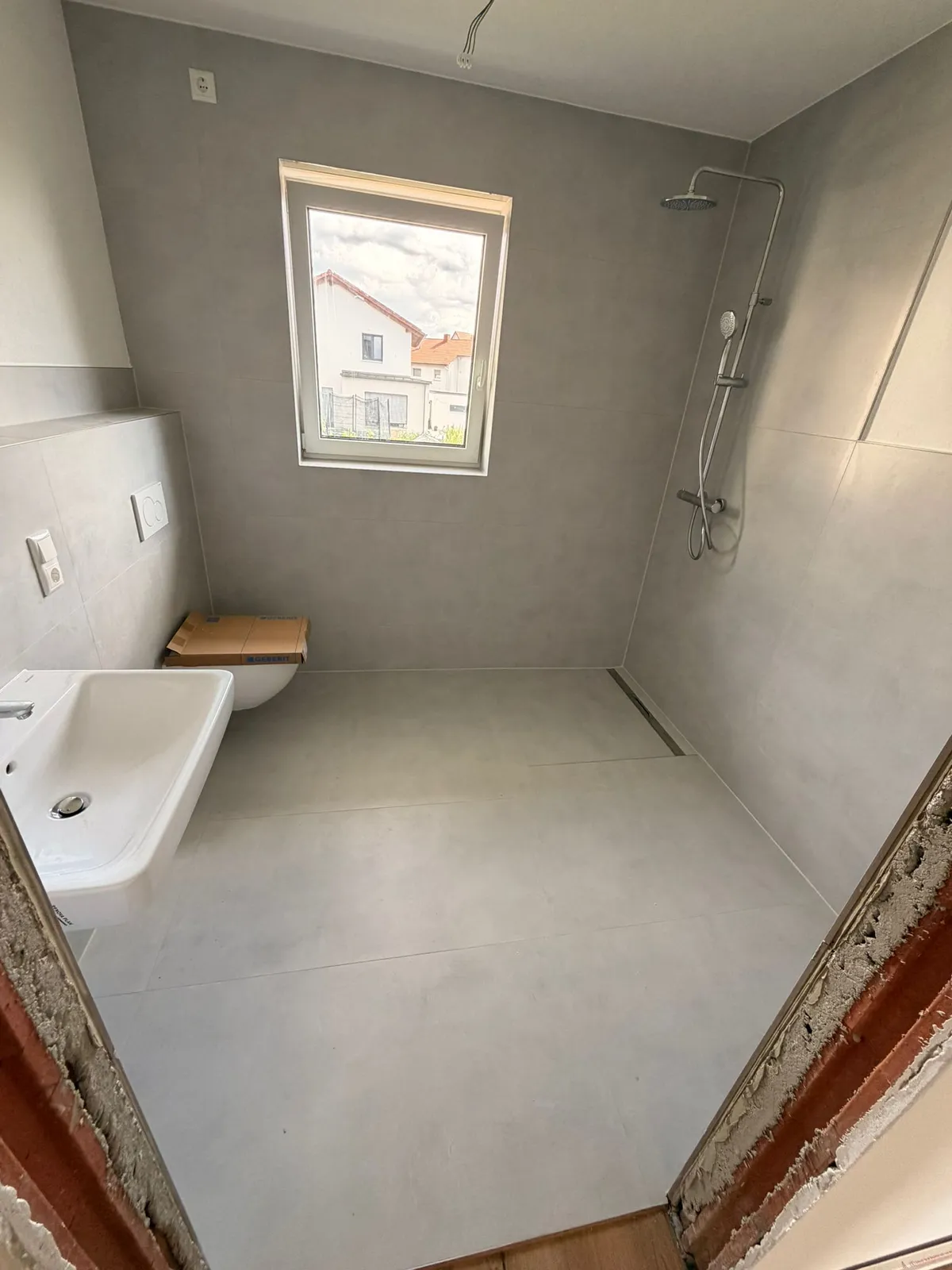 Bad in Betonoptik mit bodengleicher Dusche – Beton Grau