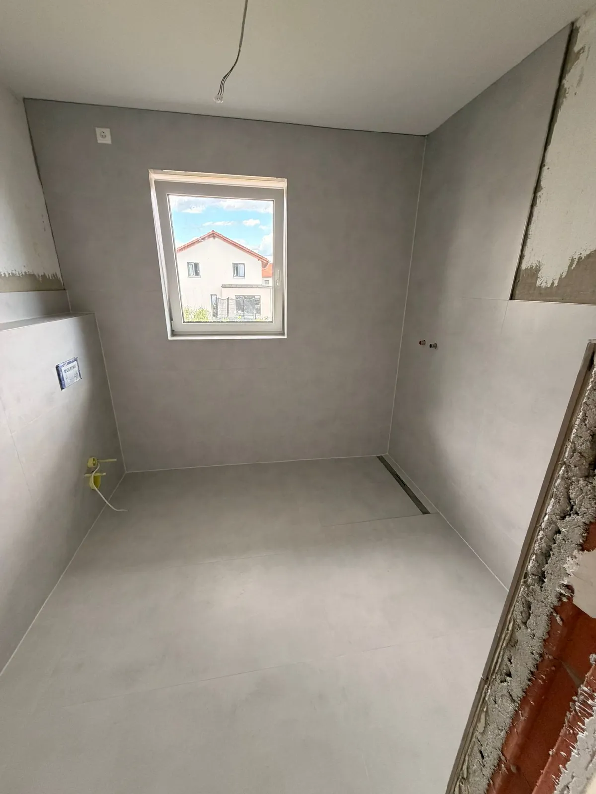 Bad in Betonoptik mit bodengleicher Dusche in Fulda und Umgebung – verlegt mit Beton Grau, Bild 2 von 3
