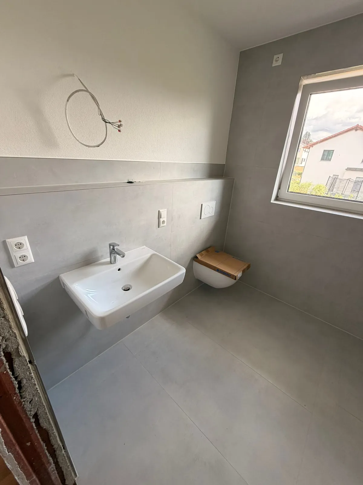 Bad in Betonoptik mit bodengleicher Dusche in Fulda und Umgebung – verlegt mit Beton Grau, Bild 3 von 3