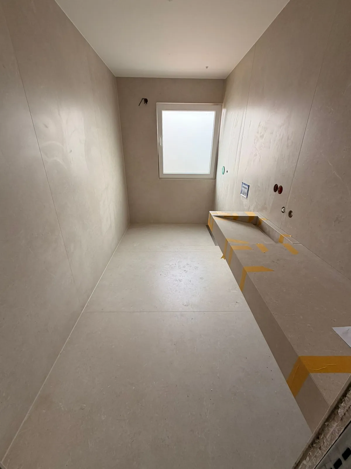 Bad in Greige mit gemauerter Ablage – Marmor Greige Sand